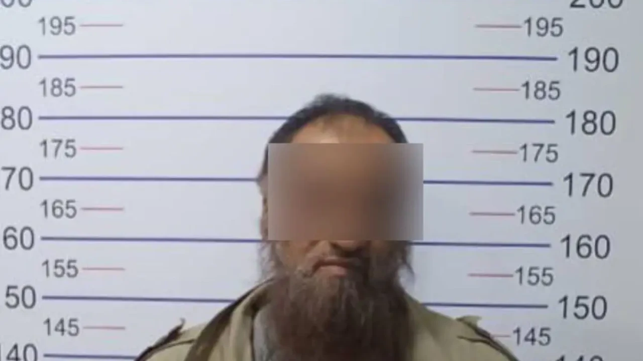 Мужчина раздавал детям конфеты с иглами внутри