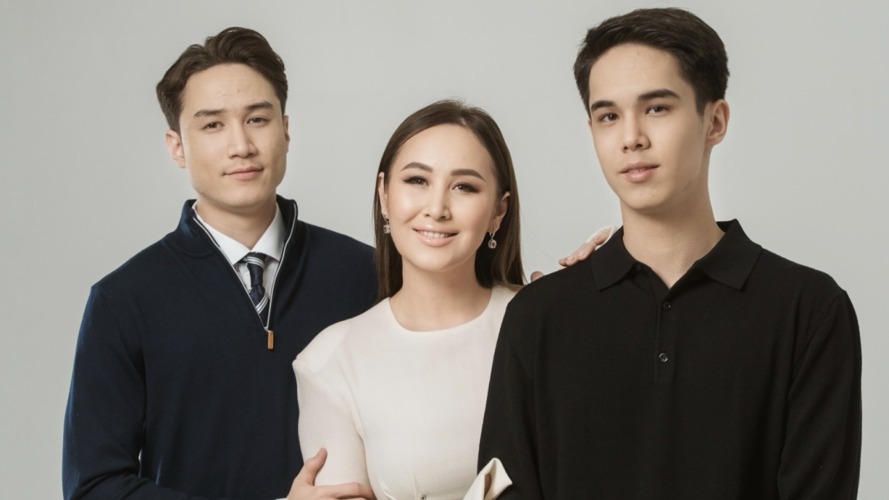 Гүлнұр Оразымбетова келін іздеп жүр: Әнші алғаш рет ұлдарын елге көрсетті