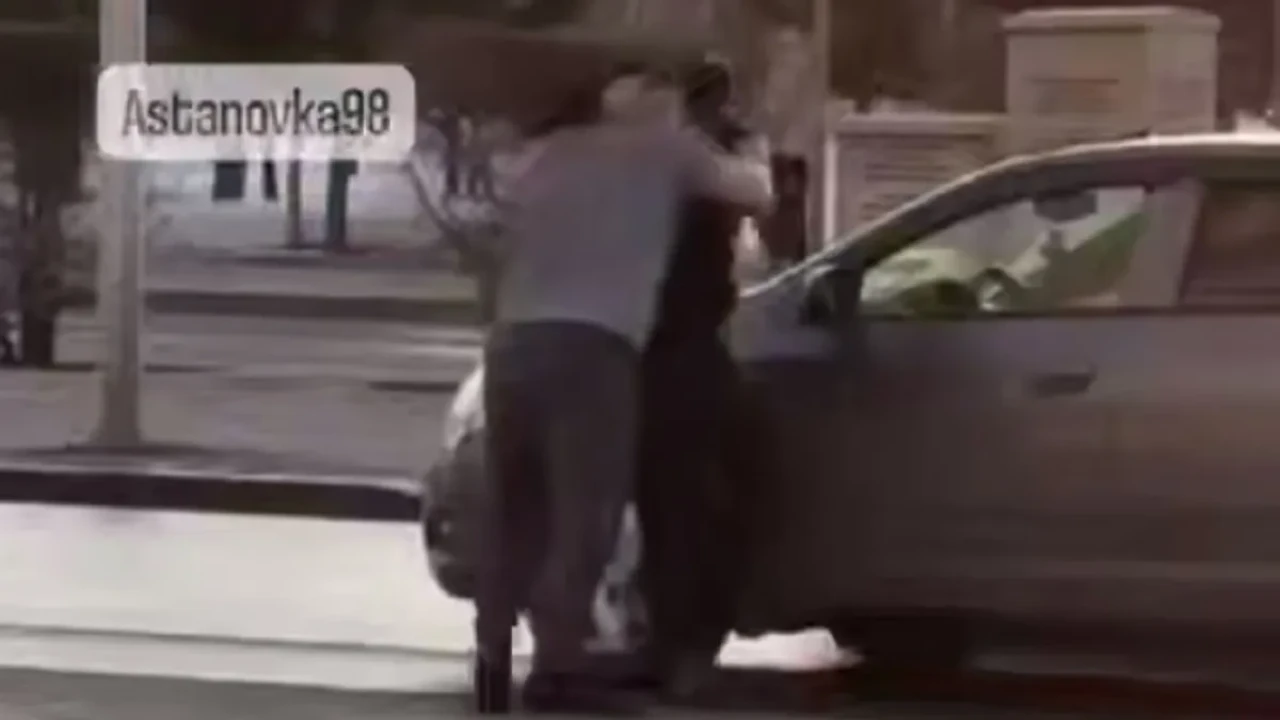 Астанада екі Chevrolet Cobalt жүргізушісі жолдағы дауды төбелеспен шешті