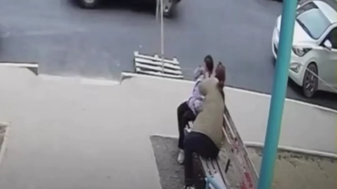 Ақтауда әйел балаға алдап жақындап, алтын сырғасын шешіп әкеткен