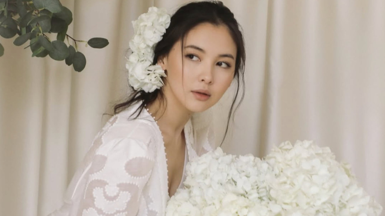 «Шешіне бастады ма?»: Хиджабын шешкен Айдана Меденова сұлулығымен көпті таңғалдырды