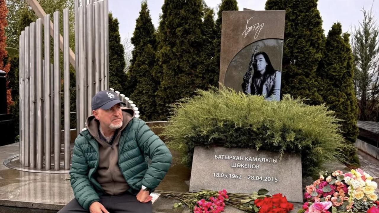 «Сенің даналығың жетіспейді»: Әнші Леонид Агутин досы Батырхан Шүкеновтің бейітіне барды