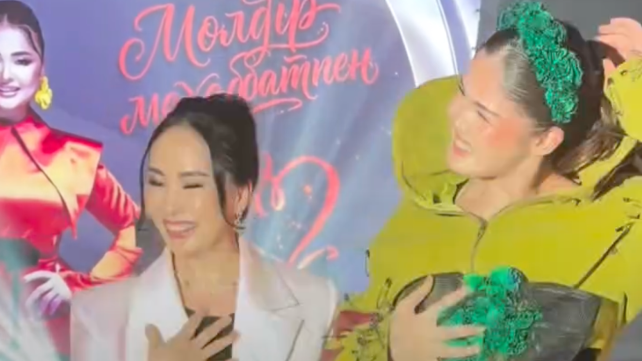 Қарақат Әбілдина Тұрсынбек Қабатовтың қызына жақсы көретін затын сыйлады