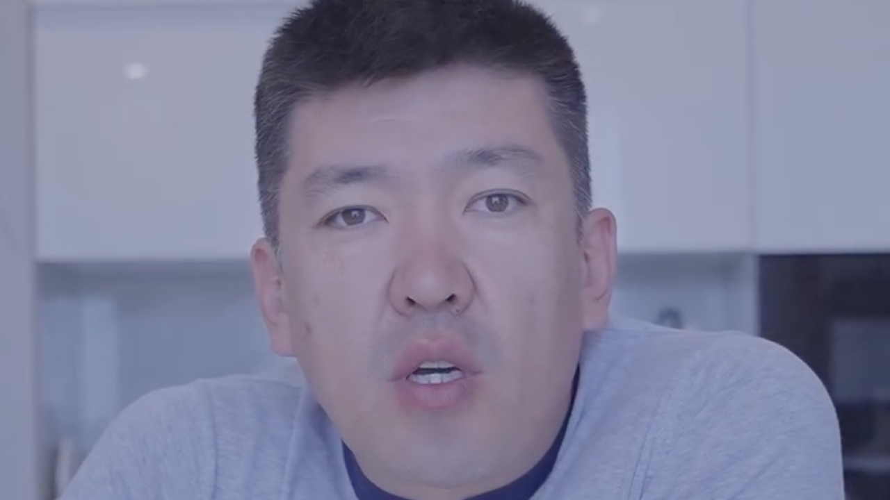 «Жылы сөз айтып, құшақтады»: Мейіржан Төребаев видеоүндеу жариялады (ВИДЕО)