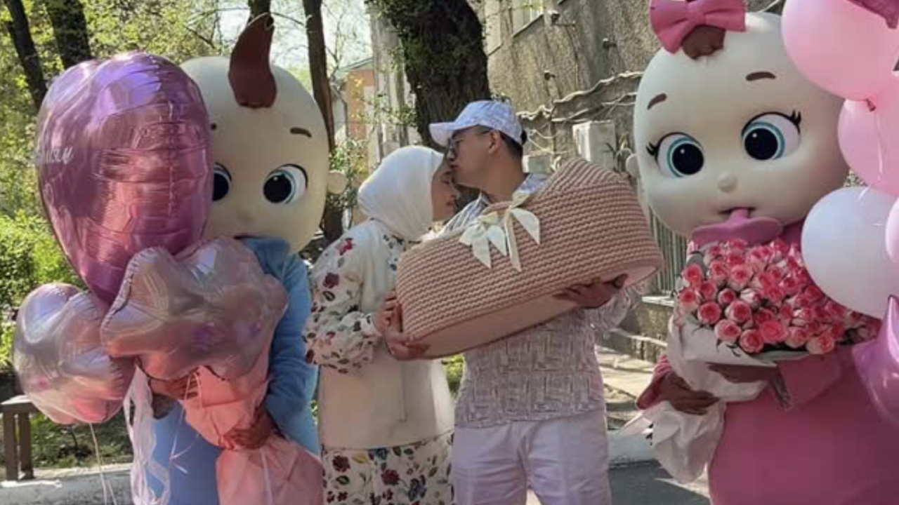 Төреғали Төреәлі жетінші қызын перзентханадан дүркіретіп шығарып алды (ВИДЕО)