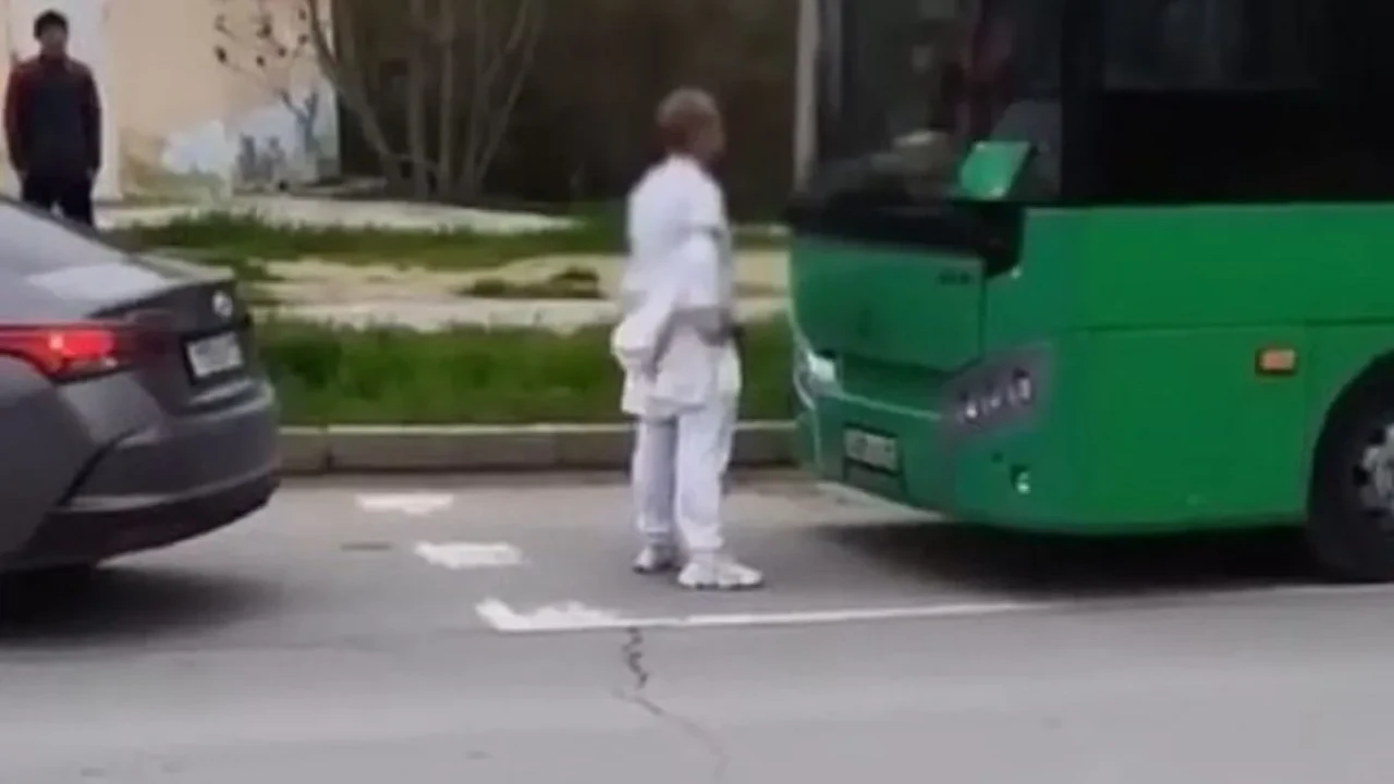 Ақтауда ер адам автобустың жолын бөгеп, жол үстінде жанжал шығарды (ВИДЕО)
