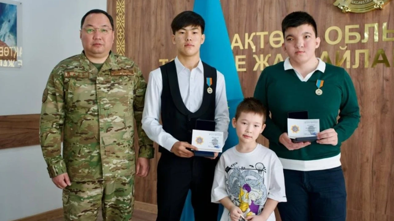 В Актобе наградили школьника, помогавшего спасти ребенка, упавшего в колодец