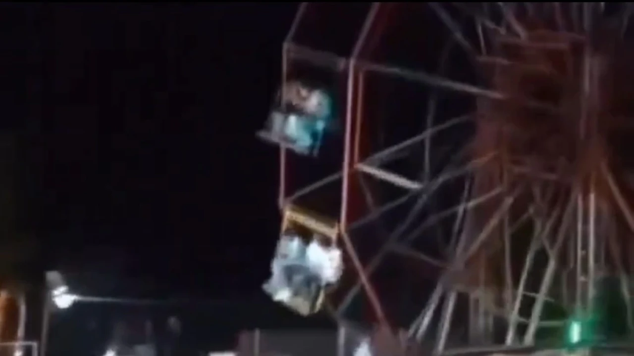 В Индии рухнул гигантский аттракцион: десятки пострадавших на ярмарке