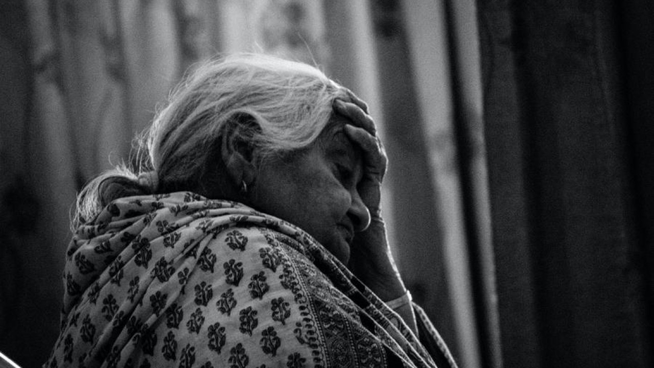 Анасын екі жыл шынжырда ұстаған әйел жұрттың жағасын ұстатты