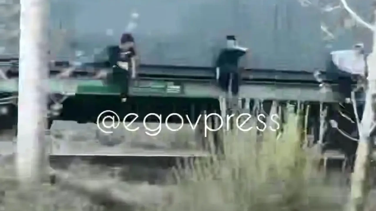 Алматыда балалар пойызға жармасып жүрген қауіпті сәт видеоға түсті (ВИДЕО)