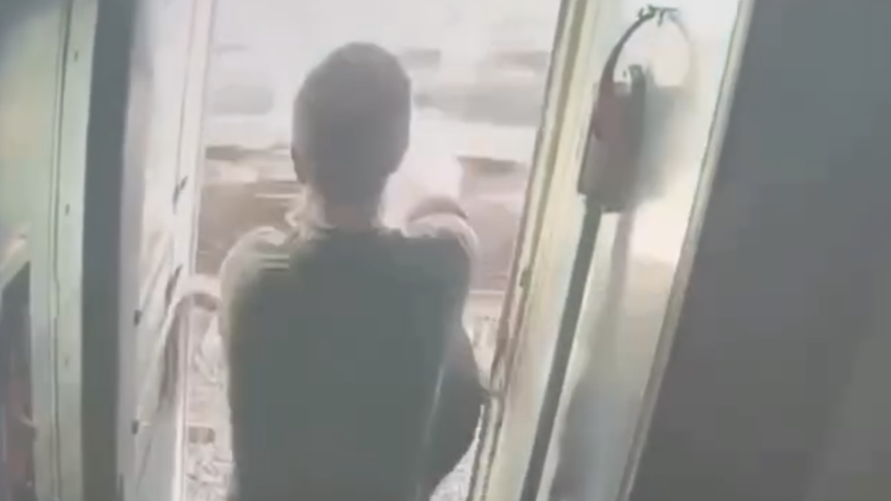 Пойыздан жолсерікті итеріп жіберген жолаушы ұсталды (ВИДЕО)