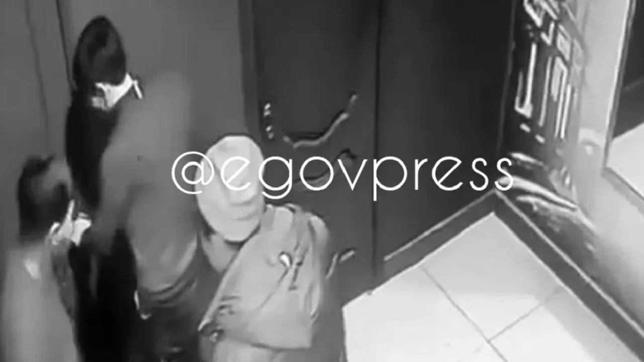 Оралда екі жігіт әйелдер әжетханасында жүрген (ВИДЕО)