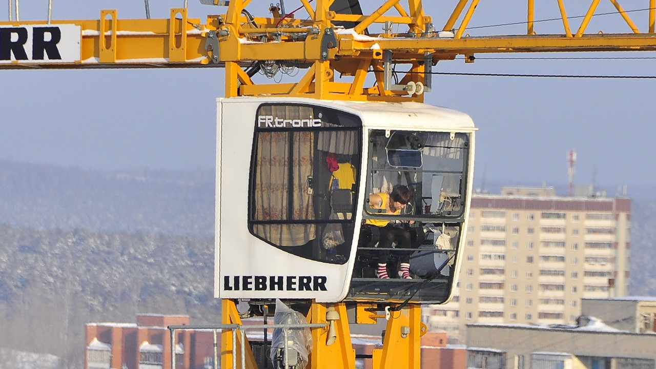 Павлодарда кәсіпорында жұмысшы 15 метр биіктіктен құлап кетті