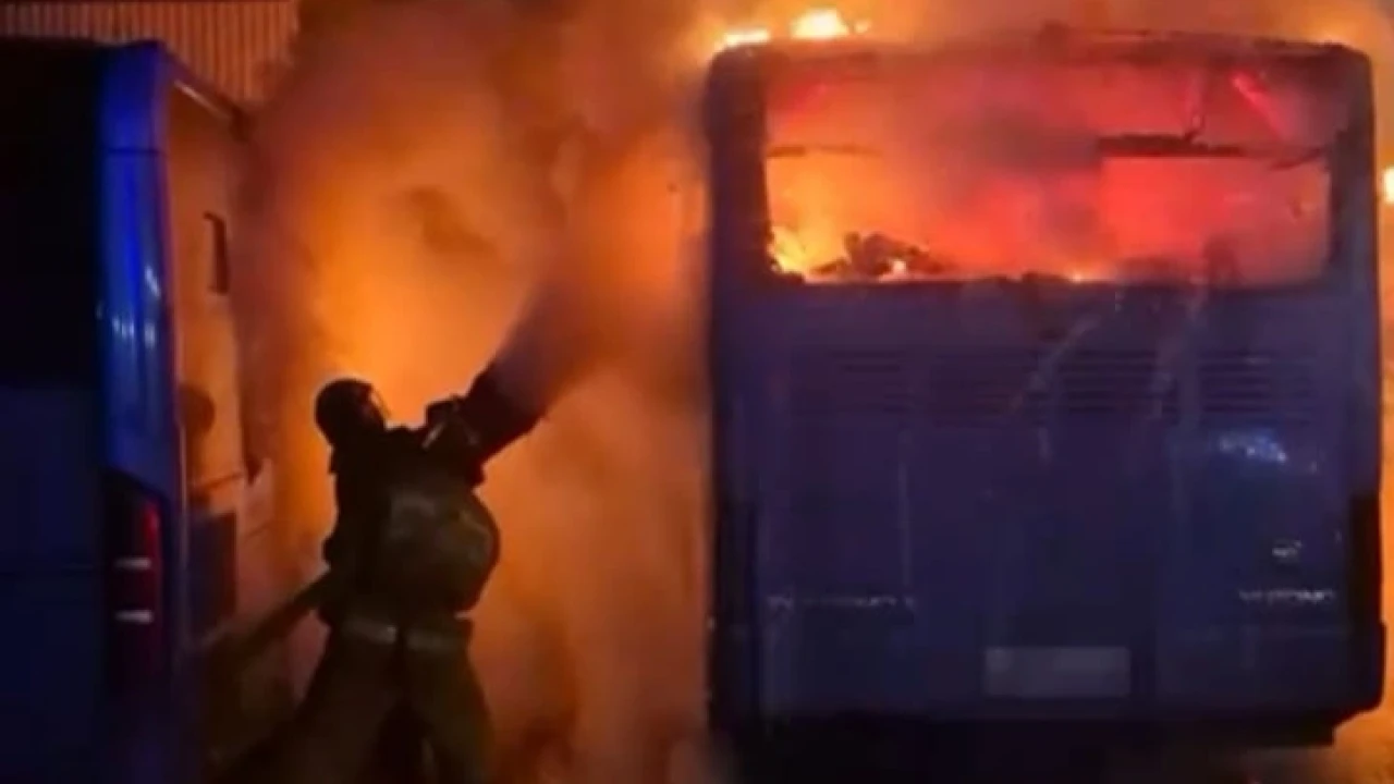 В Карагандинской области на территории автопарка сгорел автобус, создав угрозу для нескольких транспортных средств