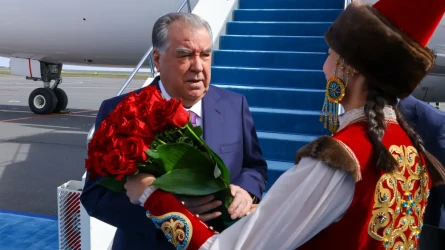 Президент Таджикистана прибыл в Астану на экологический саммит