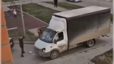 «Көліктің тас-талқанын шығарды»: Қостанайда курьерлерге шабуыл жасалды