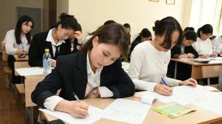 Школьники снова будут писать диктанты и сочинения