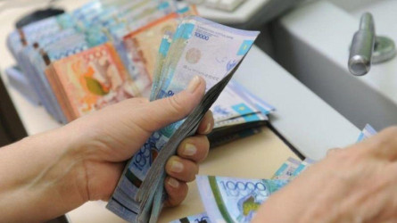 «Шокирующая» забота от Минтруда: декретные матерям сократили до 4 раз