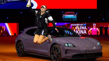 Рыбакина призналась, что получила водительские права только после выигрыша Porsche
