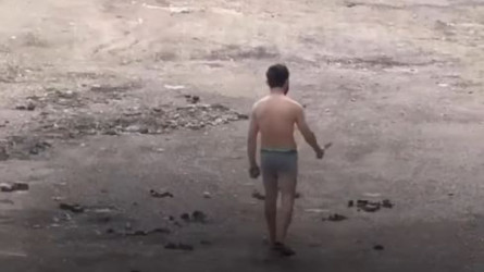 Алматыда пышақпен көшеде жүрген жартылай жалаңаш ер адам жұртты шошытты