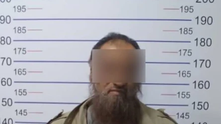 Ер адам балаларға ішінде ине бар кәмпит таратқан
