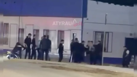 Атырауда полицейлерге шабуыл жасаған бір топ жас іздестіріліп жатыр