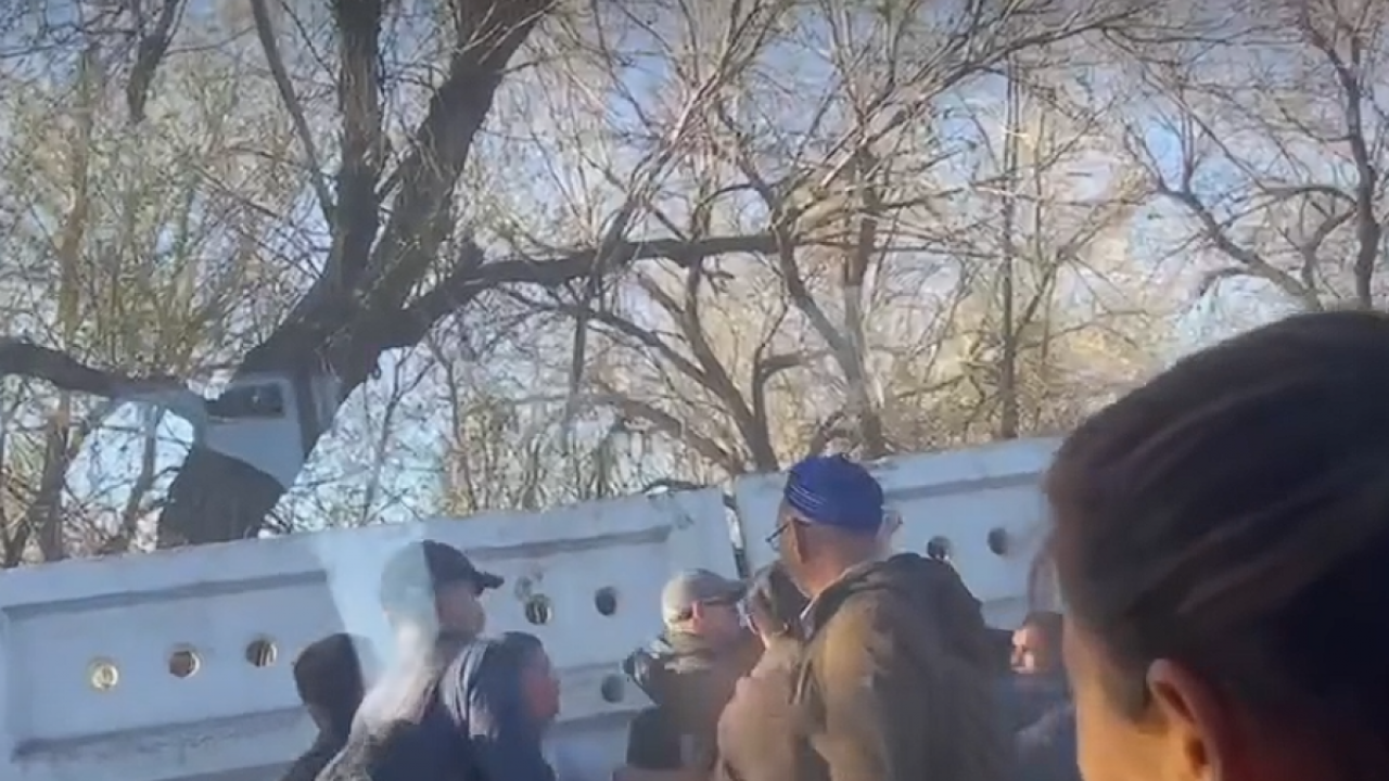 Қарағандыда автобус жүргізушісі мен жолаушы аялдамада төбелесті (ВИДЕО)