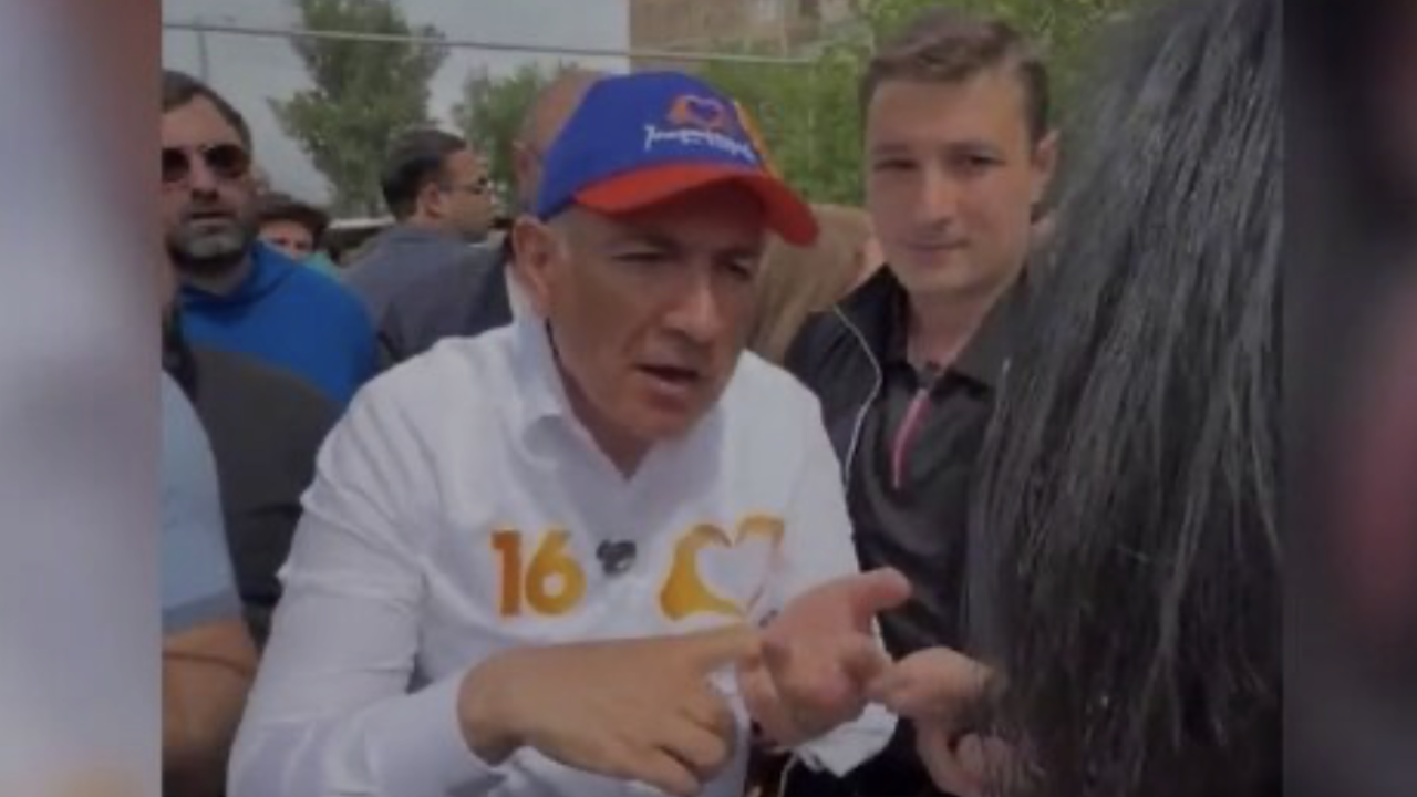 «Бәріңді жойып тынамын!»: Пашинян тұрғынмен жанжалдасып, ашуға булықты (ВИДЕО)