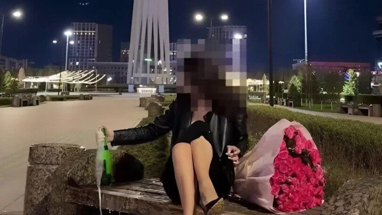«Бәйтерек» түбінде шампан шашқан блогерге айыппұл салынды