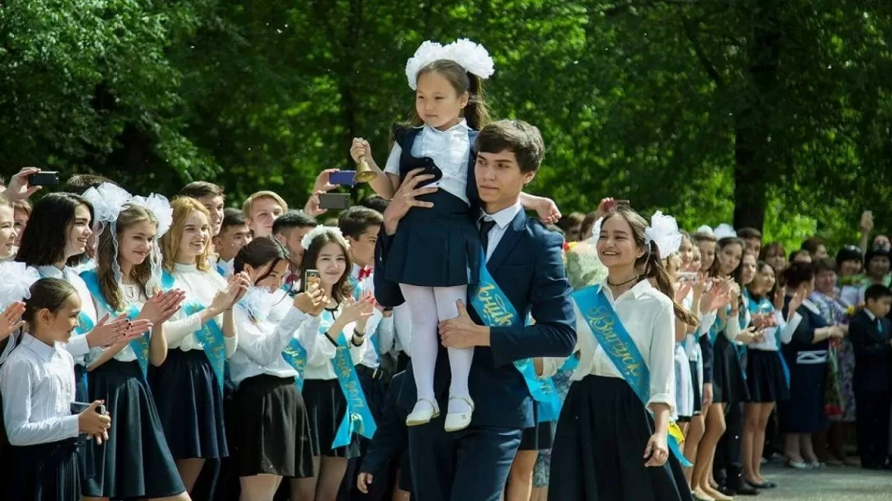 В Казахстане запретили проводить выпускные в ресторанах