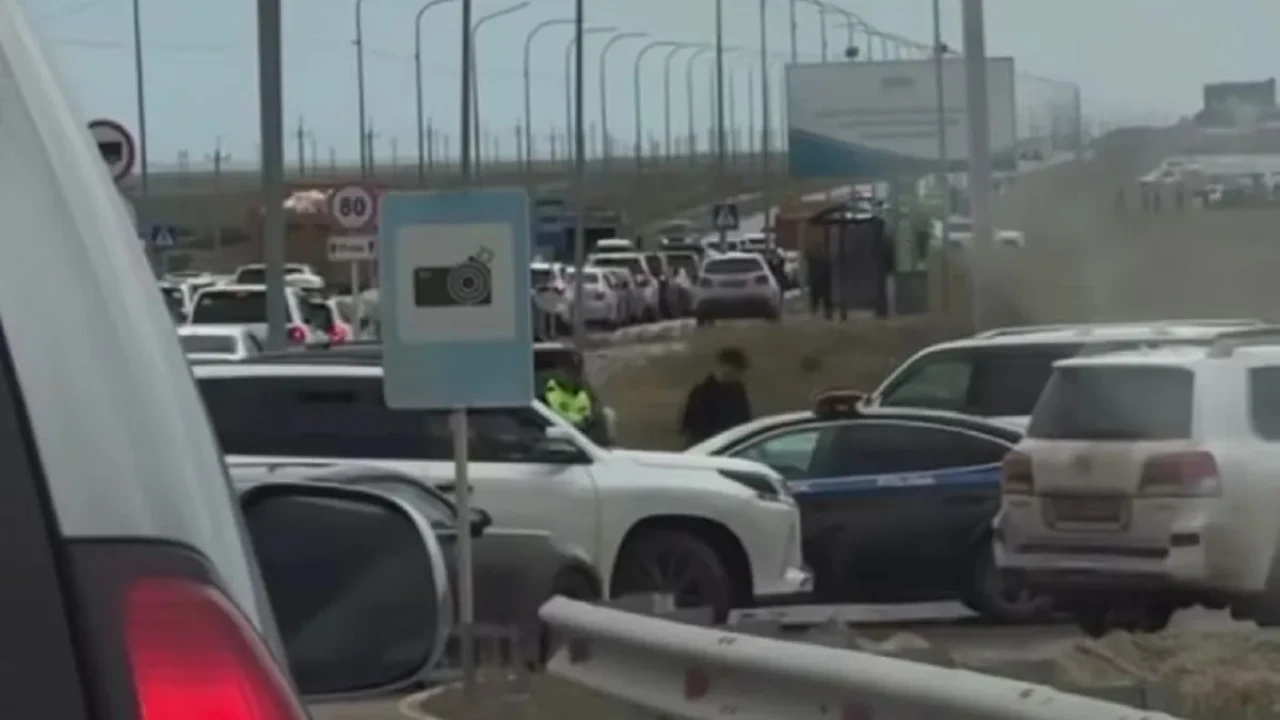 Ақтауда түлектерге бола қала сыртындағы жолдар жабылды (ВИДЕО)