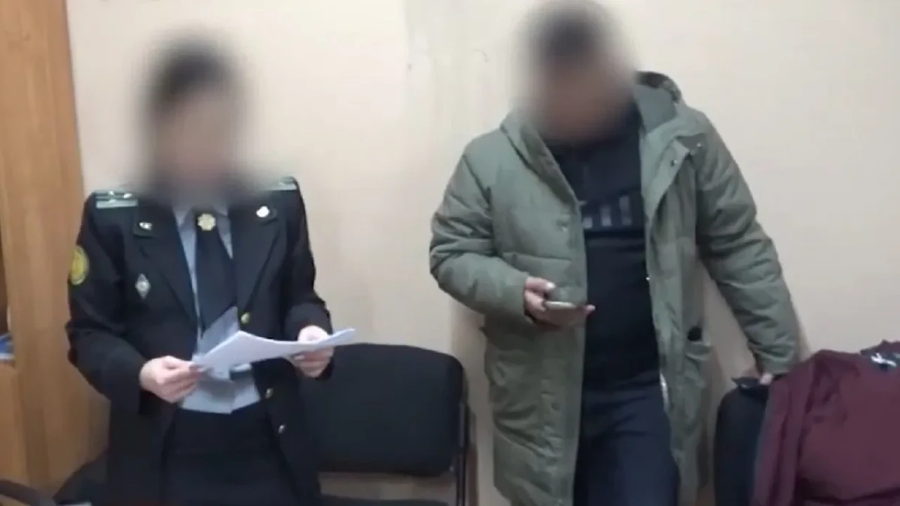 Өскеменде 356 млн теңгені қолма-қол ақшаға айналдырғандардың ісіне шенеунік те араласқан
