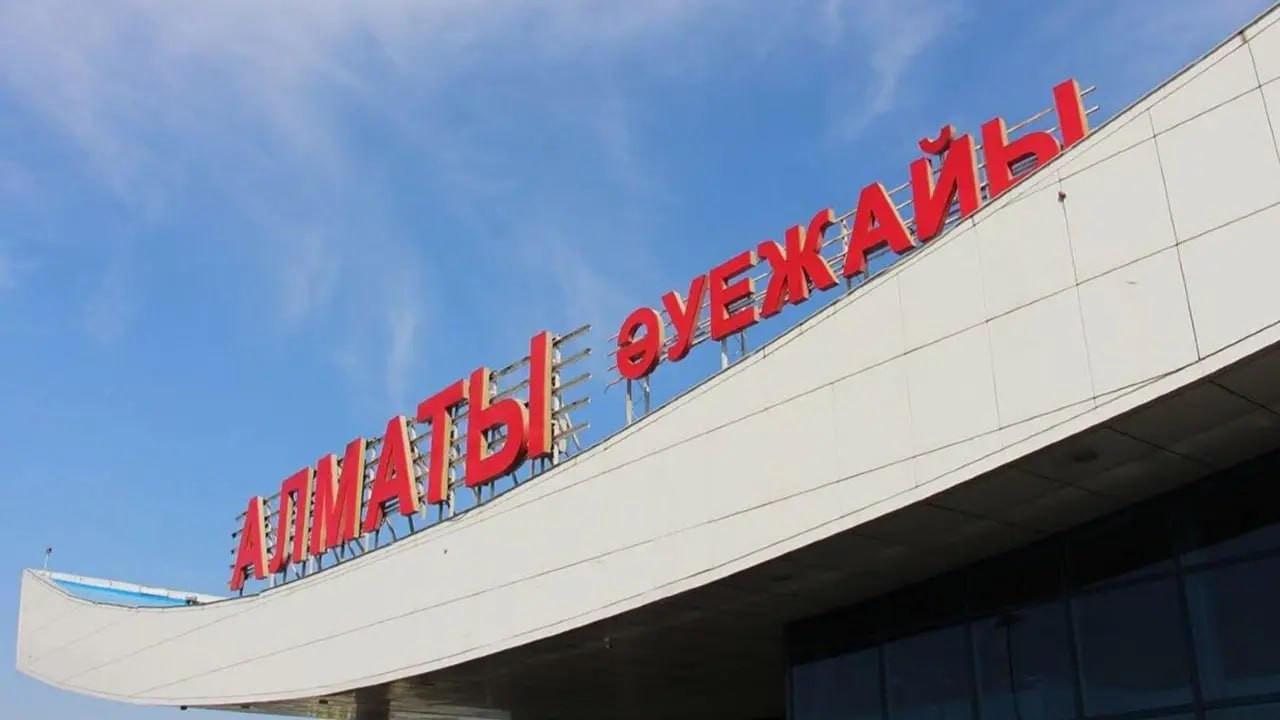 Ливень вскрыл проблемы: аэропорт Алматы наказали после потопа в терминале