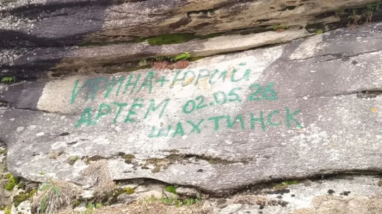 «Ирина + Юрий»: Қарқаралыдағы жартасқа жазу қалдырған адам ұсталды