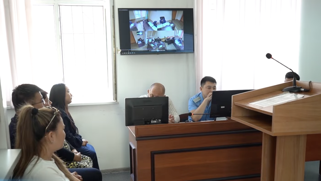 Шанышқы, үтік, жұдырық: Шымкентте әйел балаларын үтікпен күйдіргенін сотта мойындады
