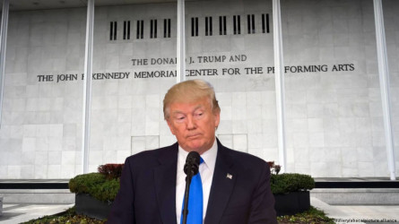 Сот Трамптың атын Кеннеди орталығынан алып тастауды бұйырды