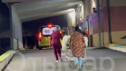 В Шымкенте мужчина напал с ножом на своих соседей