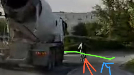 В Астане бетонная машина насмерть сбила школьника на велосипеде