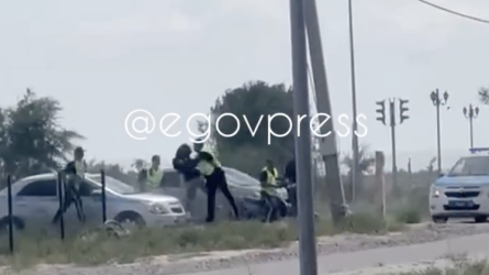 Түркістанда полицейдің мопедисті жүгіріп құлатқаны видеоға түсіп қалды (ВИДЕО)