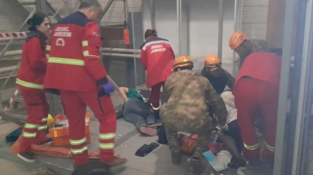 Оралда автосалондағы көтергіш үзіліп, төрт әйел жарақат алды