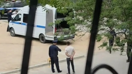 В Актау полицейский автомобиль насмерть сбил полуторагодовалого ребёнка