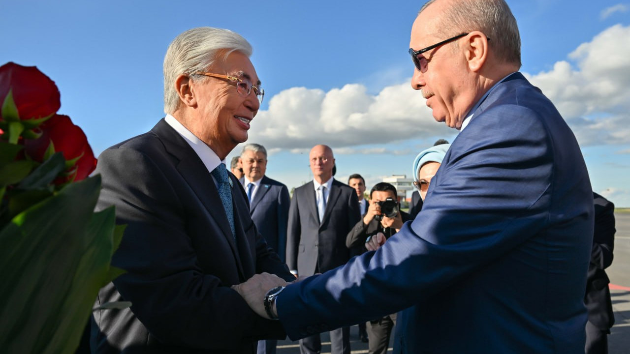 Тоқаев Ердоғанды Астана әуежайында жеке қарсы алды