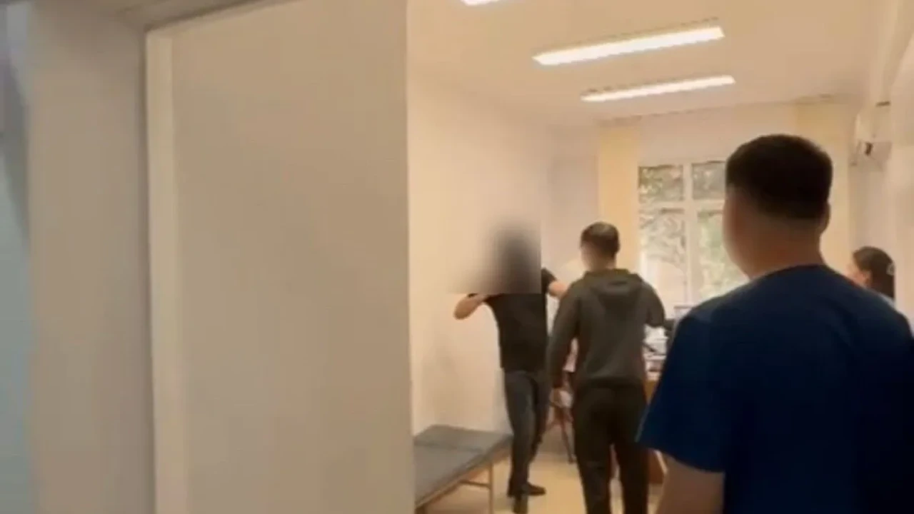 «Өзімді пышақтаймын»: Ақтаудағы емханада ер адам шу шығарды (ВИДЕО)