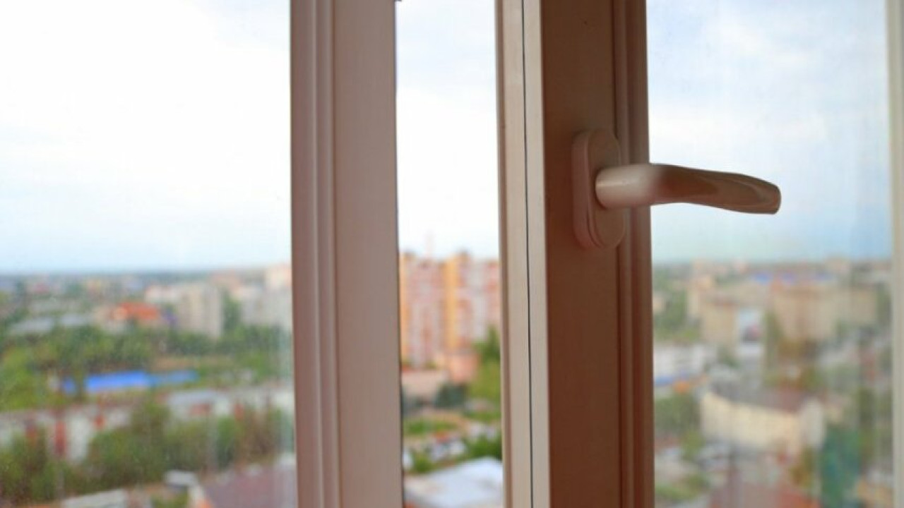 Два ребенка пострадали после падения из окон в Карагандинской области