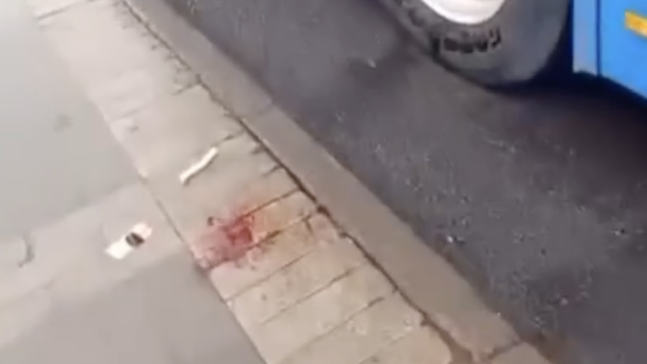 В Астане автобус сбил пенсионерку на остановке (ВИДЕО)