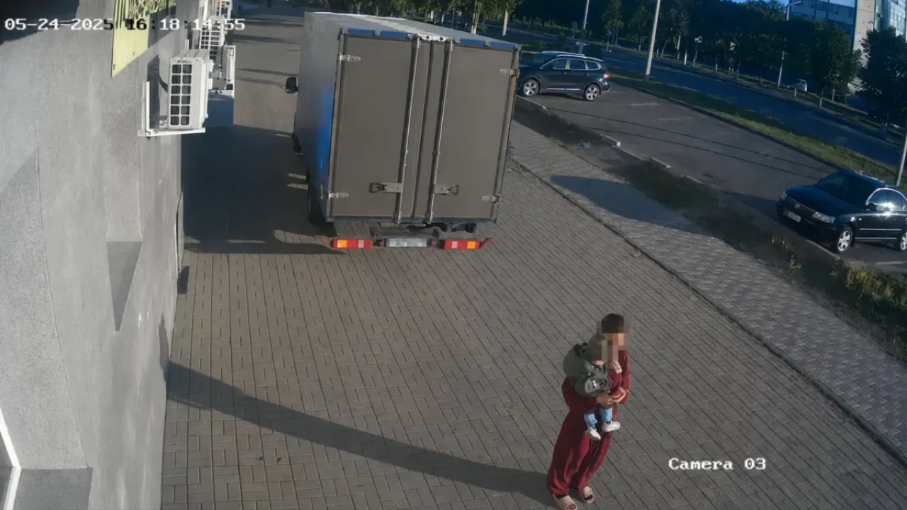 «Жағдайлары ауыр»: Екібастұзда жүк көлігі әйел мен баланы қағып кетті