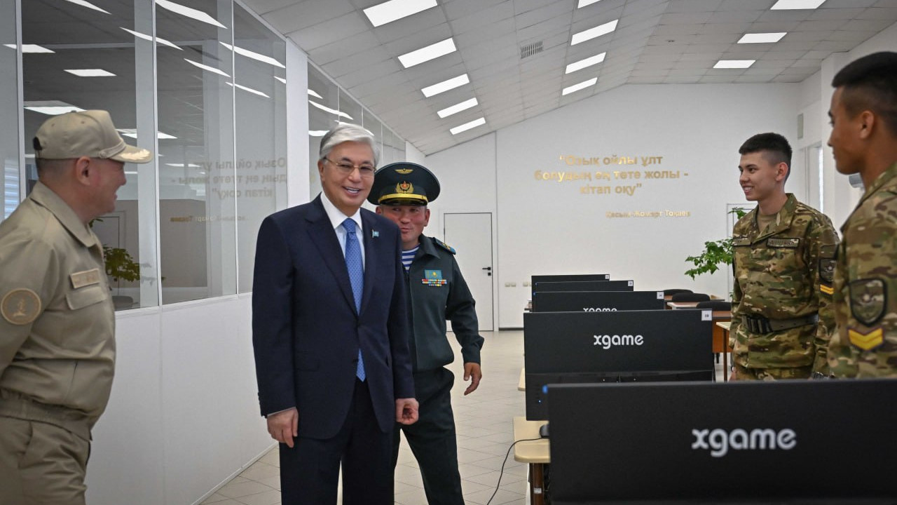 Тоқаев әскери колледжге барды: кадеттерге жаңа техника көрсетілді