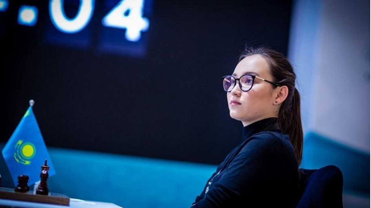 Жансая Абдумалик мемом ответила на вопрос о Бибисаре Асаубаевой