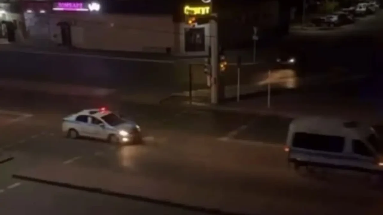 Павлодарда ер адам полицей көлігін айдап кеткен (ВИДЕО)