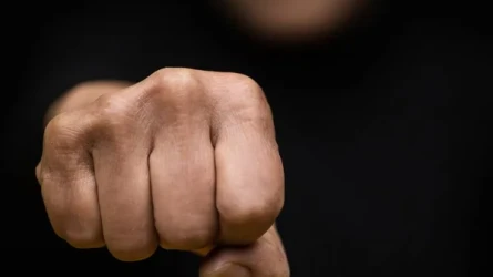 В Актобе осудили мужчину, ударившего девушку после отказа познакомиться